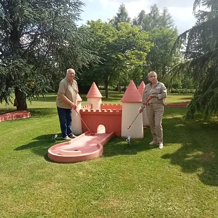 La Roulotte Du Parc Homestay *