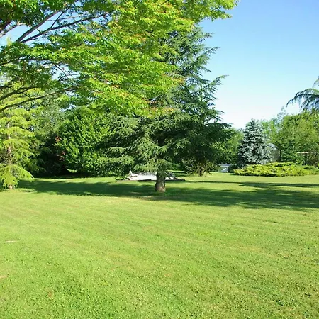 La Roulotte Du Parc Homestay *