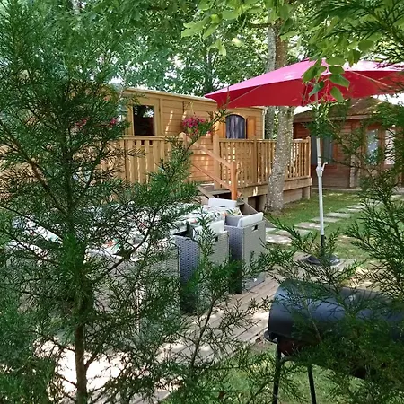 Homestay La Roulotte Du Parc Saint-Priest-des-Champs